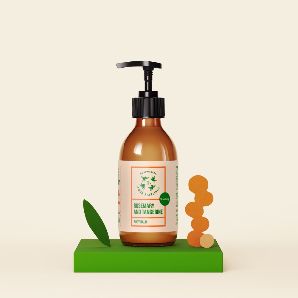 Balsam do ciała Rozmaryn i Mandarynka w szklanej butelce z pompką. 