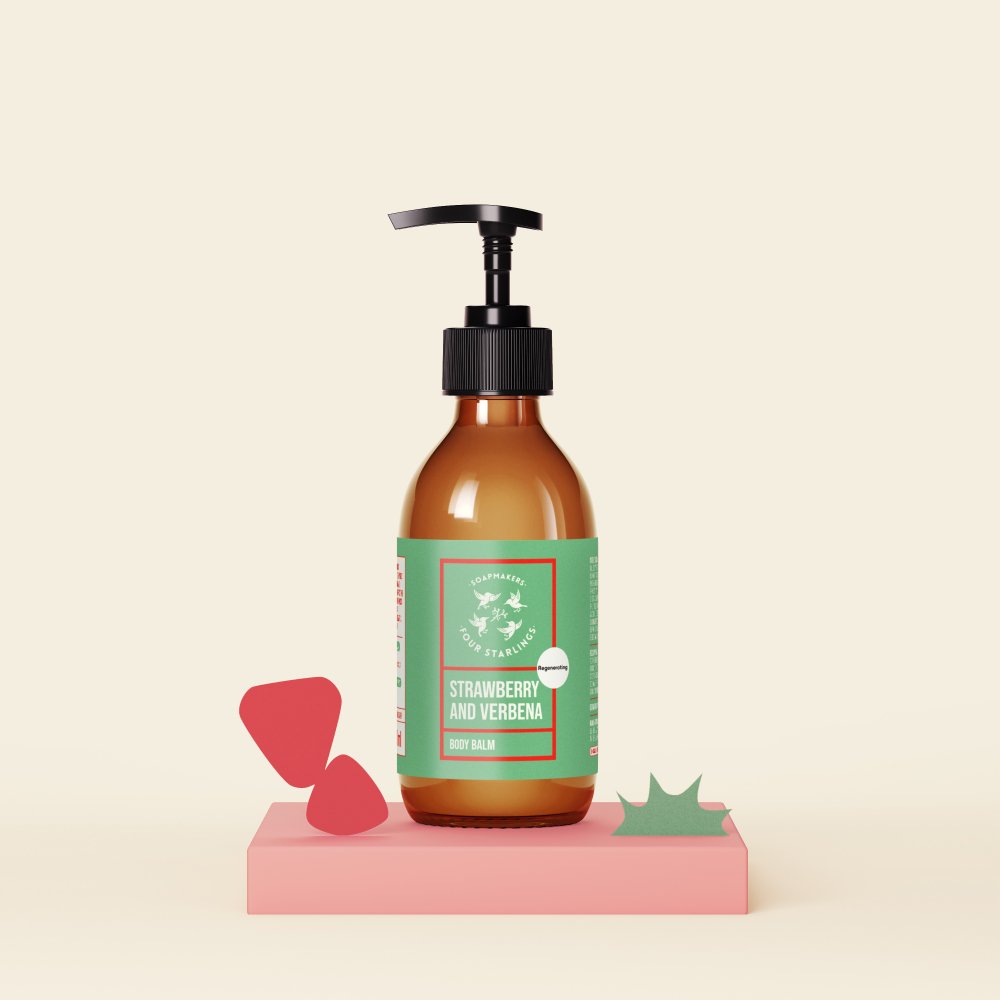 Balsam do ciała Truskawka i Werbena w szklanej butelce z pompką. 