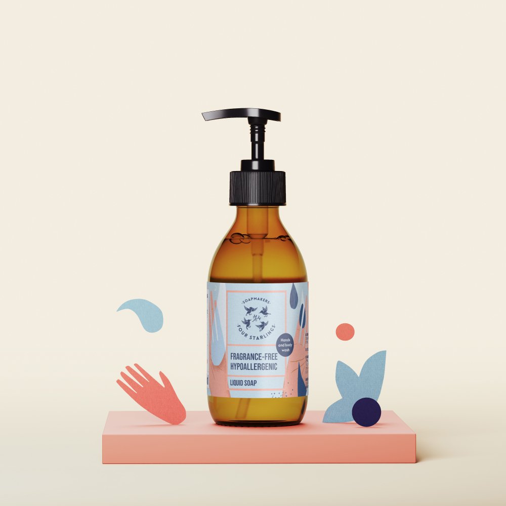 Butelka bezzapachowego, hipoalergicznego mydła w płynie z pompką stoi na brzoskwiniowej platformie, otoczona zabawnymi papierowymi wycinankami w kształcie dłoni i dłoni.